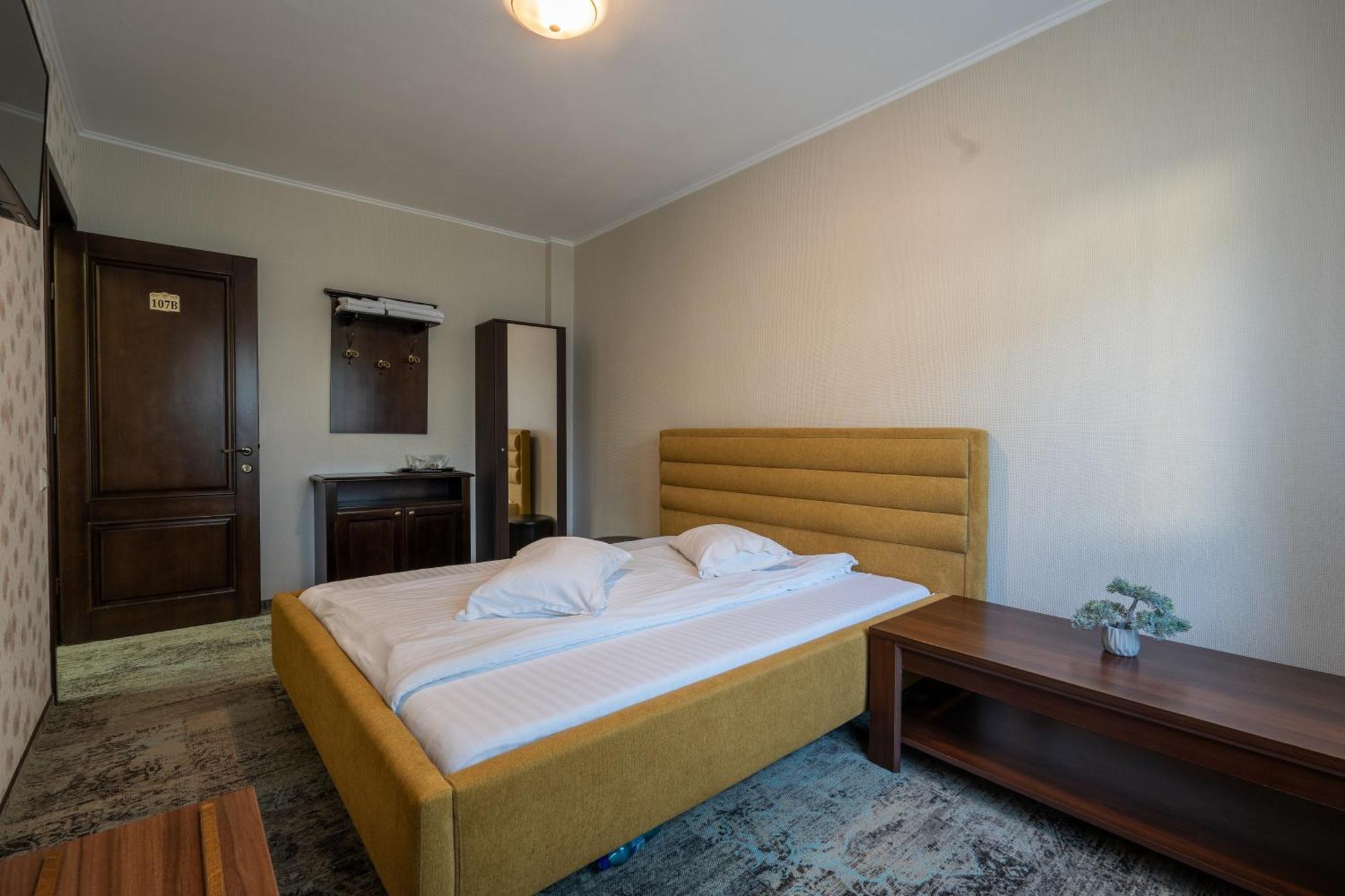 Hotel Curtea Bizantina à Suceava Extérieur photo